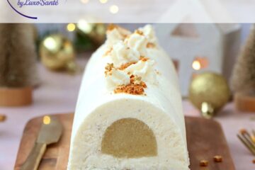 Bûche poire vanille et craquant spéculoos décorée de lamelles de poire et d'éclats de spéculoos