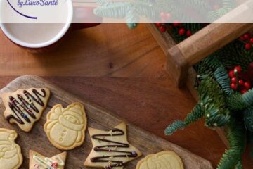 Biscuits traditionnels de Noël en forme d'étoiles et de sapins, décorés de glaçage et de chocolat