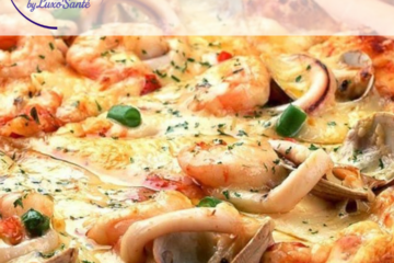 Pizza aux fruits de mer garnie de moules, crevettes et olives, gros plan