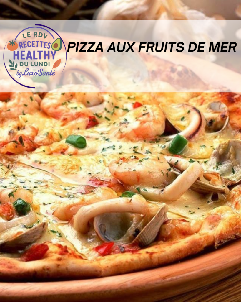 Pizza aux fruits de mer garnie de moules, crevettes et olives, gros plan