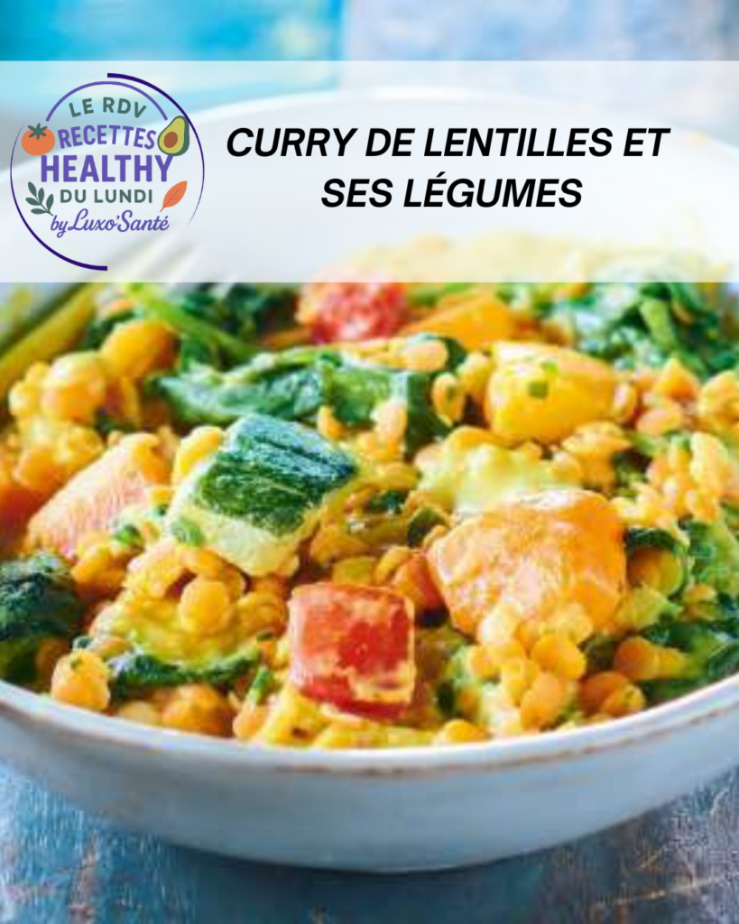 Curry de lentilles corail avec légumes colorés dans un bol blanc