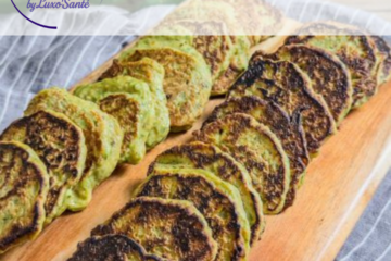 Galettes de légumes dorées à base de courgette et champignons, coupées en tranches