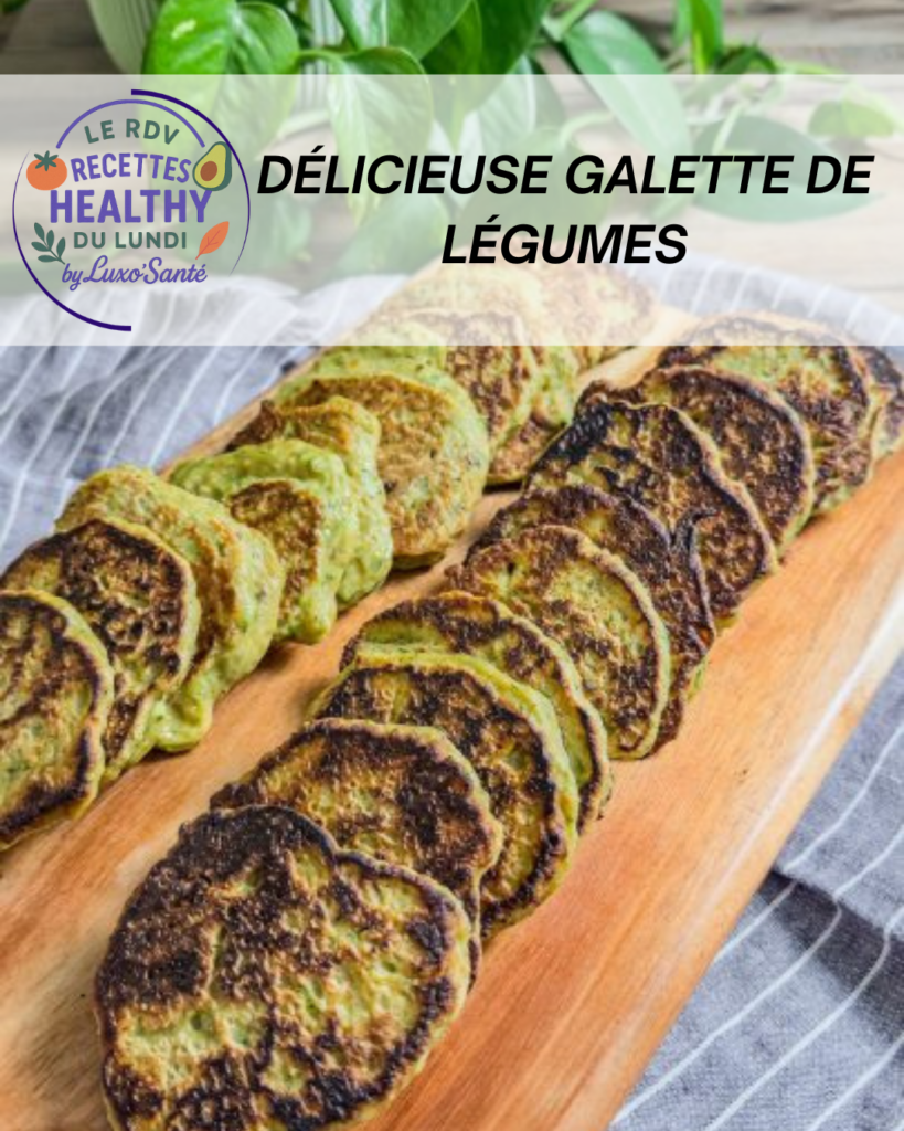 Galettes de légumes dorées à base de courgette et champignons, coupées en tranches