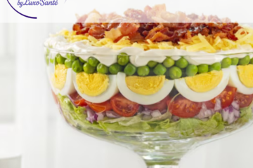 Salade à 7 étages en couches colorées dans un plat transparent