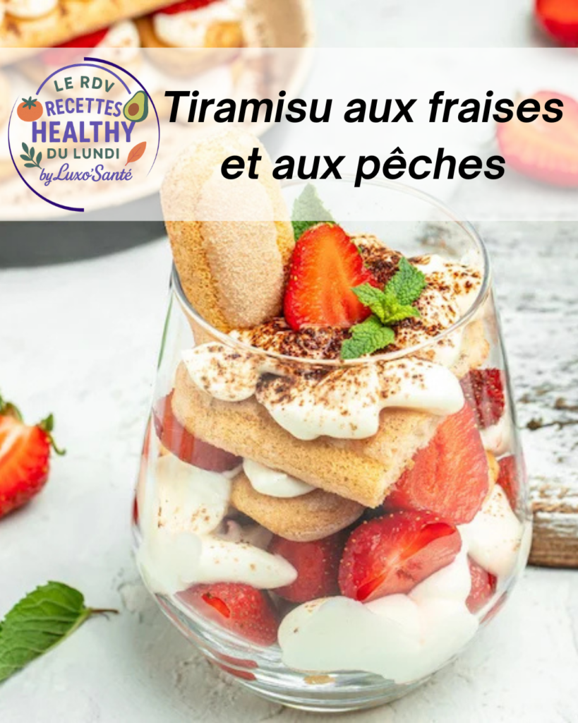 Tiramisu aux fraises et aux pêches en verrine, garni de menthe fraiche