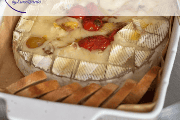 Camembert fondu au barbecue avec confiture, servi avec des tranches de pain grillé