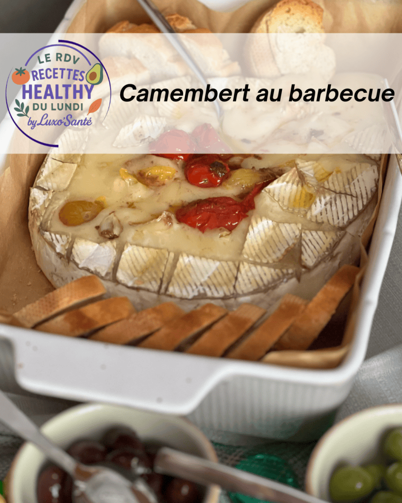 Camembert fondu au barbecue avec confiture, servi avec des tranches de pain grillé