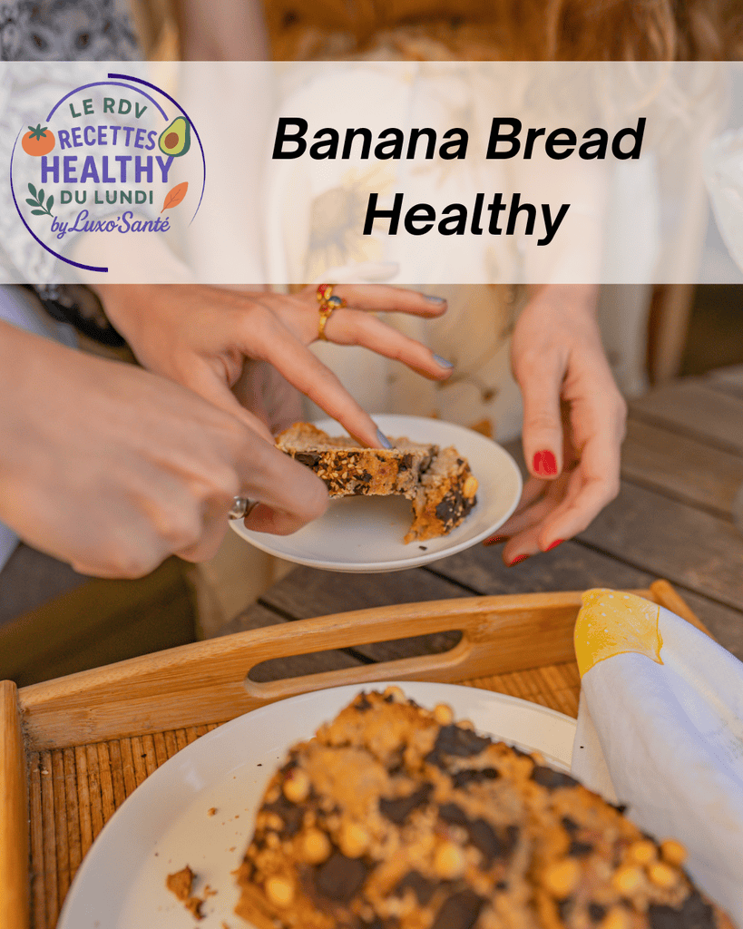 Banana bread healthy aux pépites de chocolat et rondelles de banane, tranché