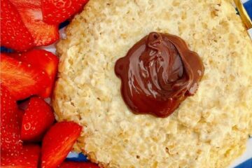 Bowlcake à la cannelle servi avec des fraises fraîches