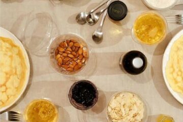 Crêpes maison et leurs garnitures : amandes effilées, citron, chocolat et fruits
