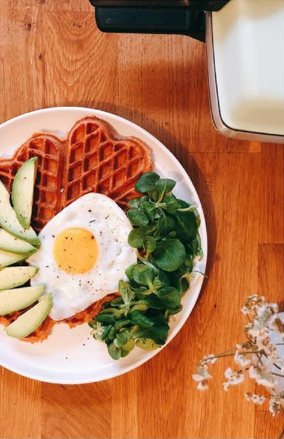 Gaufres salées à la betterave servies avec un œuf au plat, de l'avocat et de la mâche