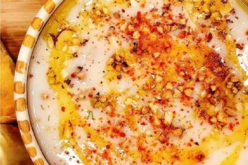 Soupe de chou-fleur au paprika, filet d'huile d'olive et graines
