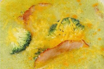 Soupe de brocoli au cheddar et chips de bacon