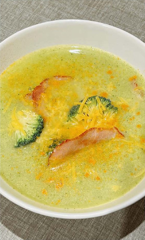 Soupe brocoli, cheddar et chips de bacon