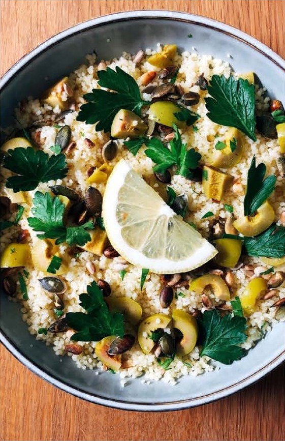 Salade de semoule aux olives et aux graines