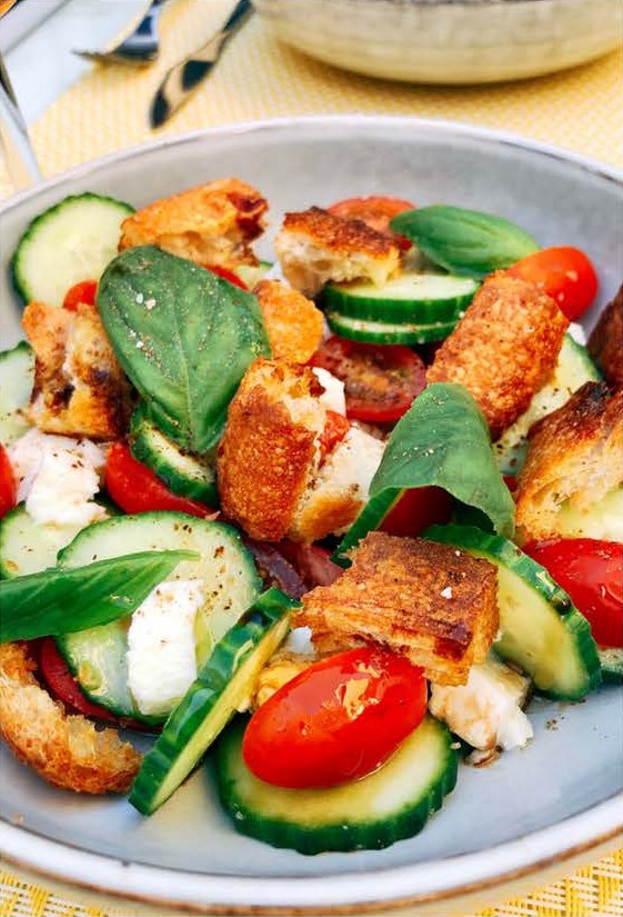 Salade tomates, concombre, mozzarella et pain grillé