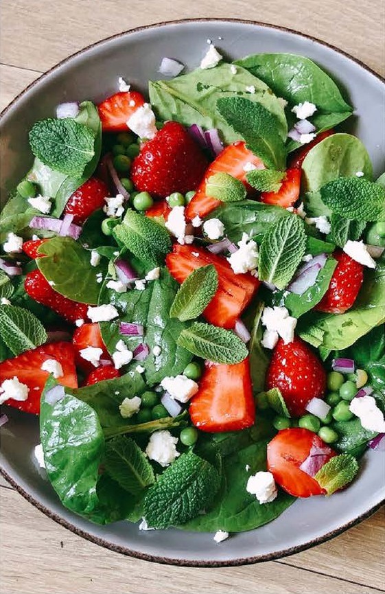 Salade de printemps aux petits pois, fraises et feta