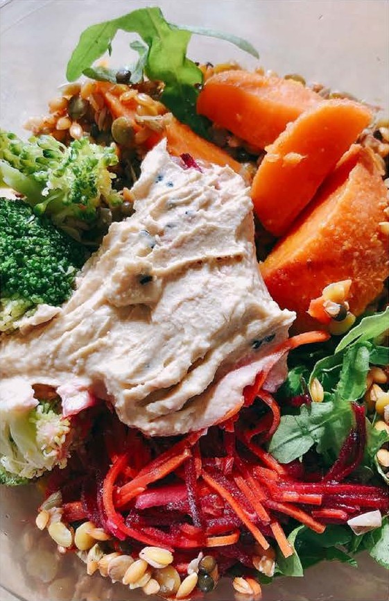 Salade d’automne aux lentilles, patate douce et houmous