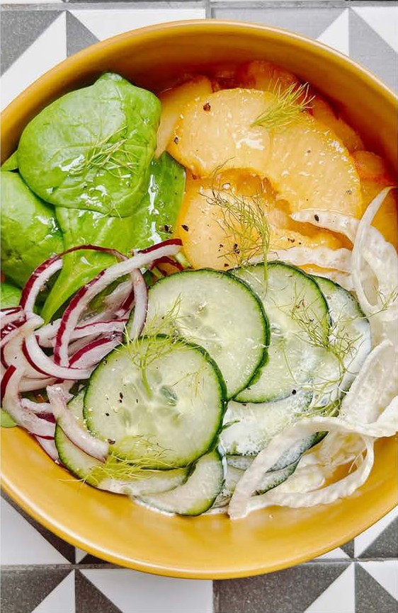 Bouddha bowl fenouil, pêche et concombre