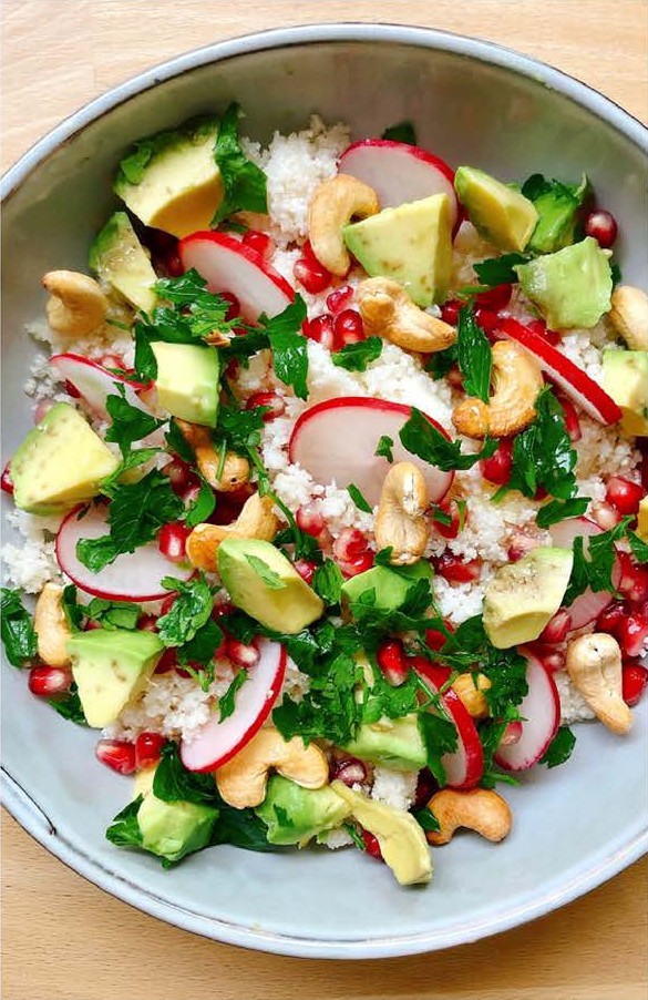 Taboulé de chou-fleur, avocat et grenade