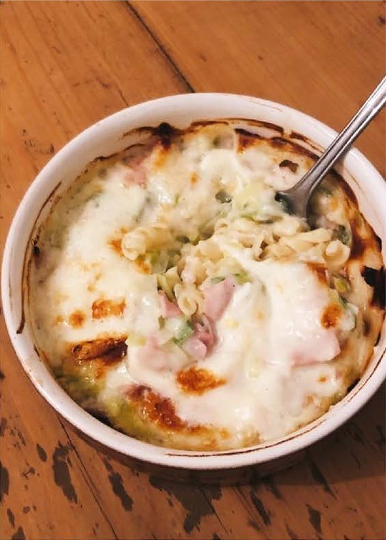 Gratin de macaroni, poitrine fumée et mozzarella