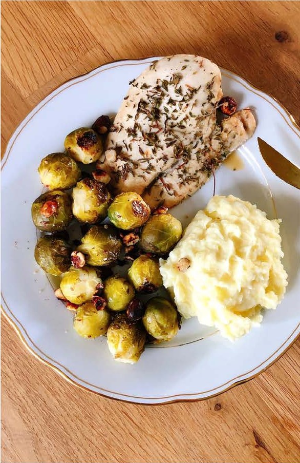 Choux de Bruxelles, poulet au thym et purée