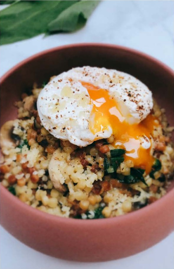 Fregula aux champignons, ail des ours et œuf poché
