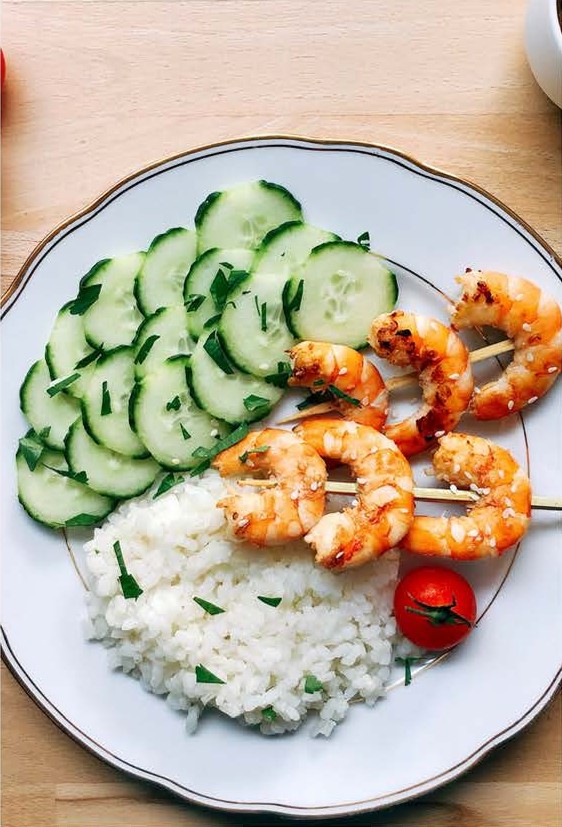 Brochettes de crevettes marinées au gingembre et riz