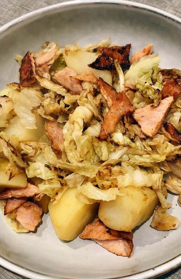 Poêlée de pommes de terre au chou vert et bacon