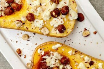 Butternut rôtie au four garnie de feta et de noisettes