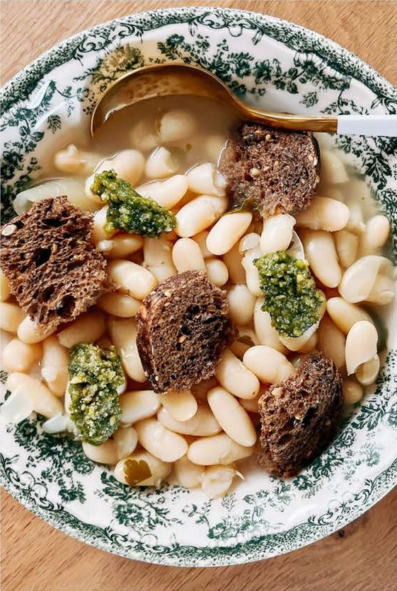 Haricots blancs au pesto et croûtons à l’ail