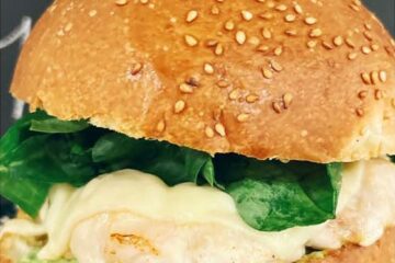 Burger de poulet au paprika, avocat, gouda et pousses d'épinard