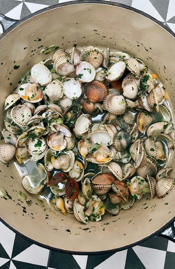 Cocotte de coques à la citronnelle et au gingembre