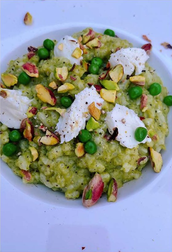 Risotto au brebis, petits pois et pistaches
